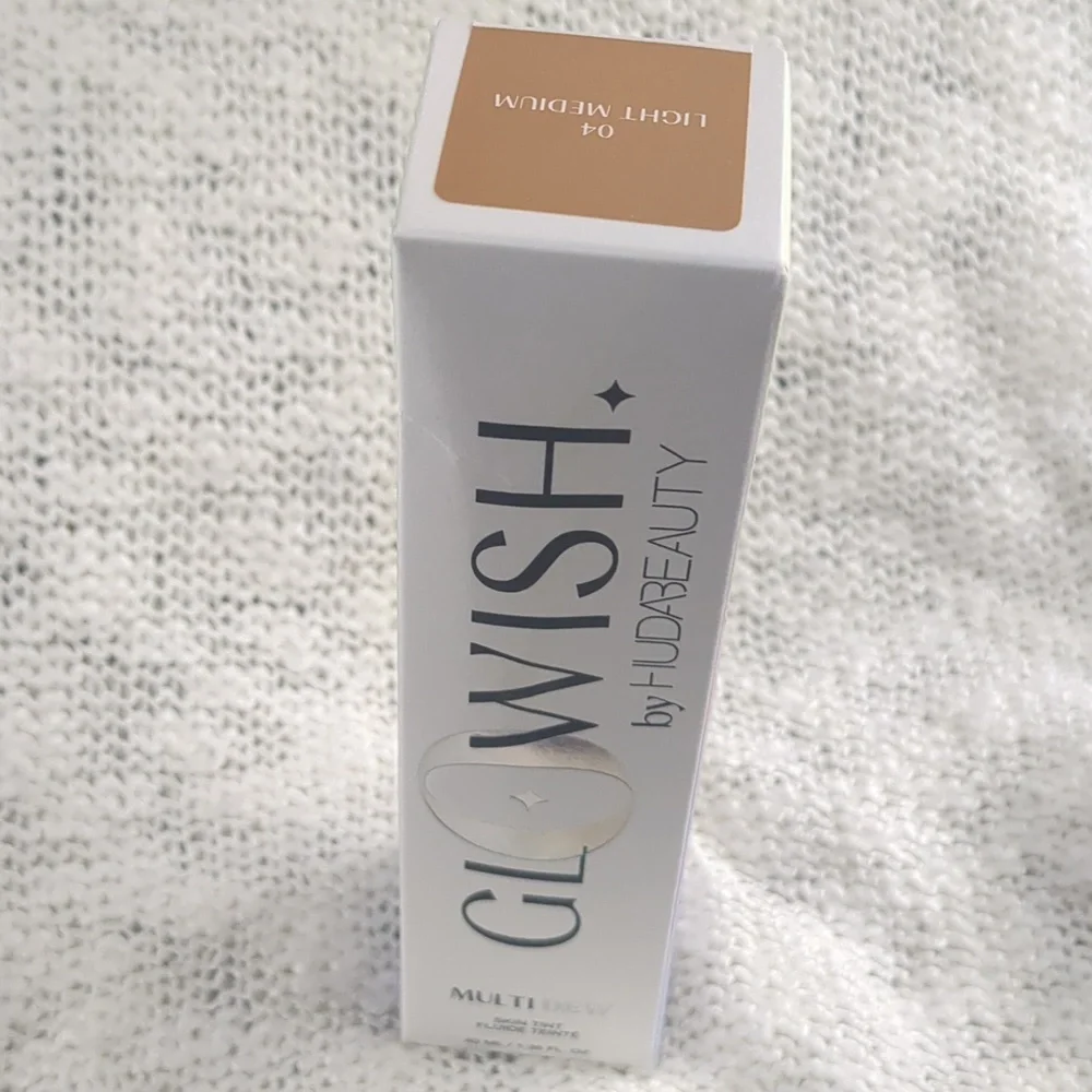 HUDA BEAUTY GloWish Multidew Skin Tint LIGHT MEDIUM 04, 40ml/1.35fl oz